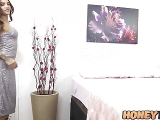 Sexy and hung Yris Star pleasures herslef with toys